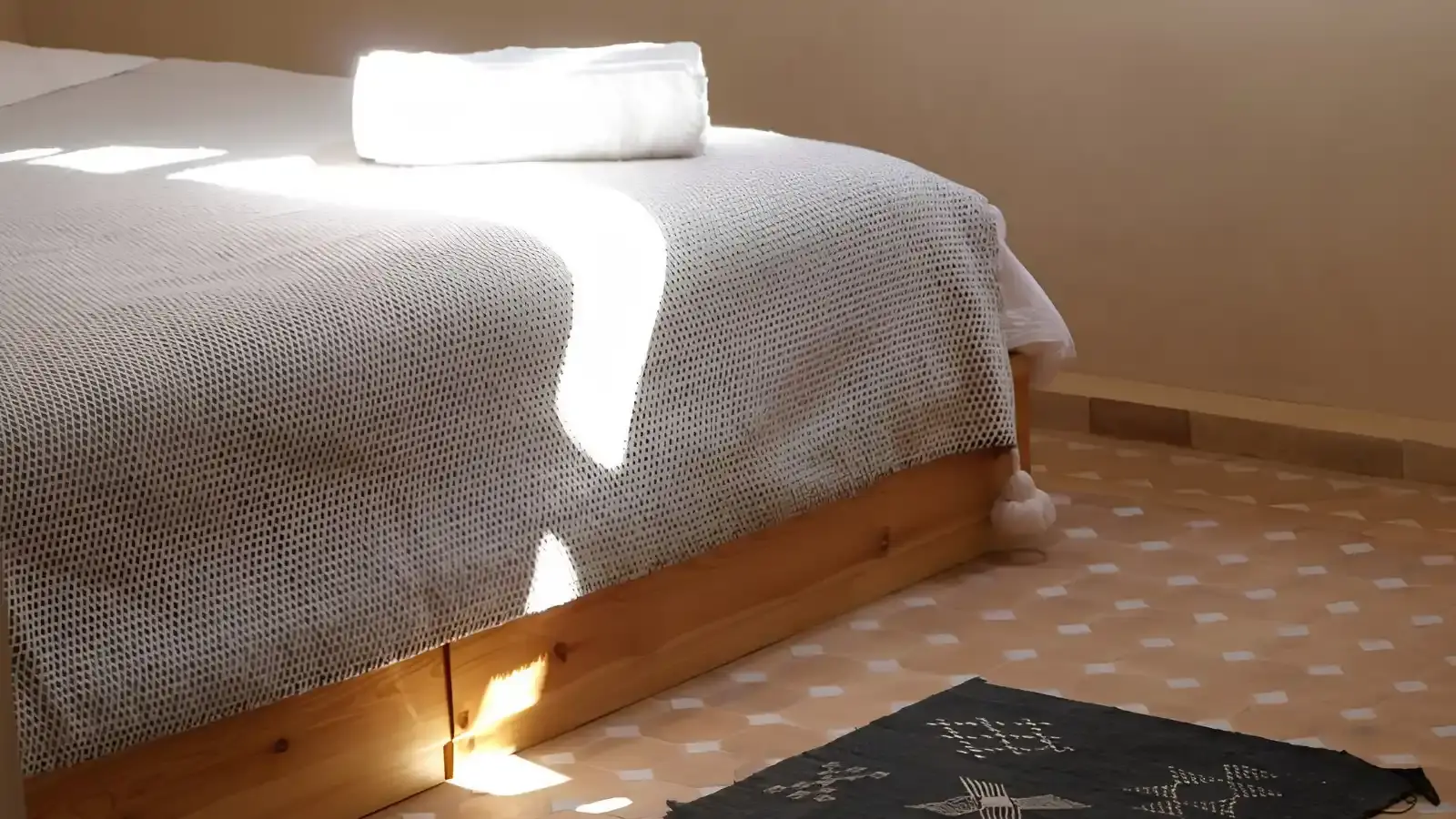 Privat- oder Mehrbettzimmer im Zentrum von Mirleft — Standardausstattung gemäß Aufenthaltsvertrag §3.